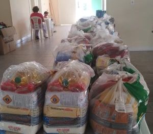 Distribuição de roupas e cestas básicas pela Pastoral da Caridade